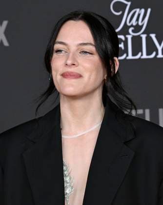 November 11, 2025, Hollywoood, California, USA: Emmy-nominated actress and producer RILEY KEOUGH attends Los Angeles red carpet premiere of Jay Kelly Hollywoood USA - ZUMAb173 20251111_aap_b173_020 Copyright: xBillyxBennightx