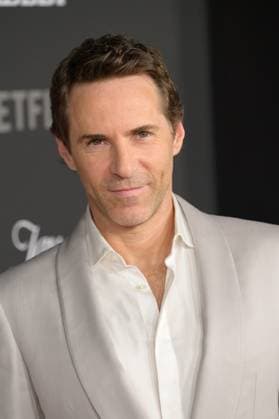 Jay Kelly LA Premiere - Los Angeles, USA LOS ANGELES, USA. November 11, 2025: Alessandro Nivola at the LA premiere for Netflix s Jay Kelly at the Egyptian Theatre. Los Angeles CA USA  Copyright: xPaulxSmith Featureflashx