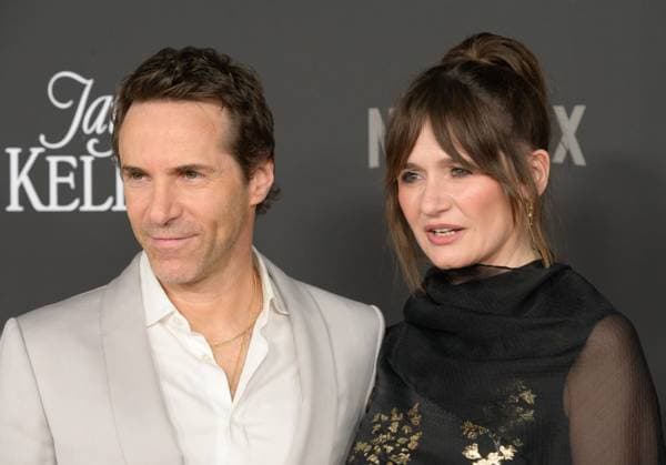 Jay Kelly LA Premiere - Los Angeles, USA LOS ANGELES, USA. November 11, 2025: Alessandro Nivola & Emily Mortimer at the LA premiere for Netflix s Jay Kelly at the Egyptian Theatre. Los Angeles CA USA  Copyright: xPaulxSmith Featureflashx