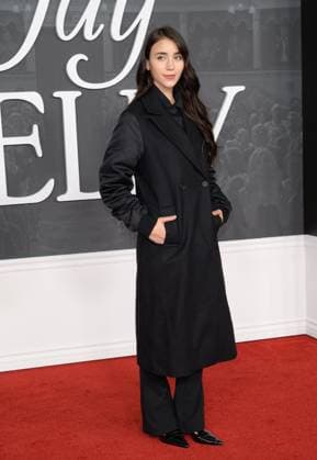Jay Kelly LA Premiere - Los Angeles, USA LOS ANGELES, USA. November 11, 2025: Caylee Cowan at the LA premiere for Netflix s Jay Kelly at the Egyptian Theatre. Los Angeles CA USA  Copyright: xPaulxSmith Featureflashx