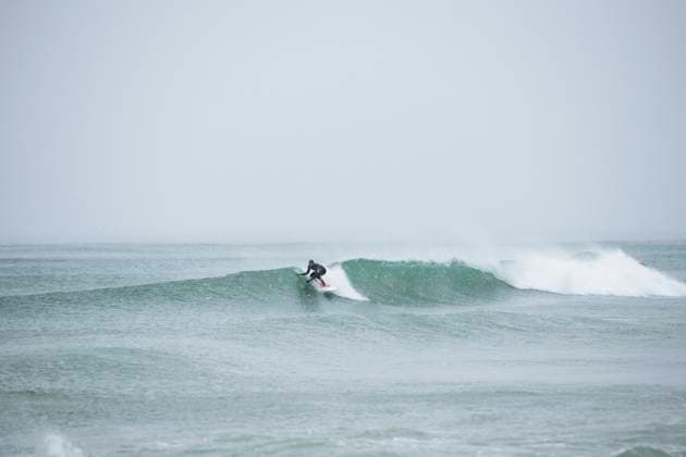 Solo man surfing during snow in winter South Kingstown, Rhode Island, United States CR_CABR251110A-1846629-01 ,model released, Symbolfoto