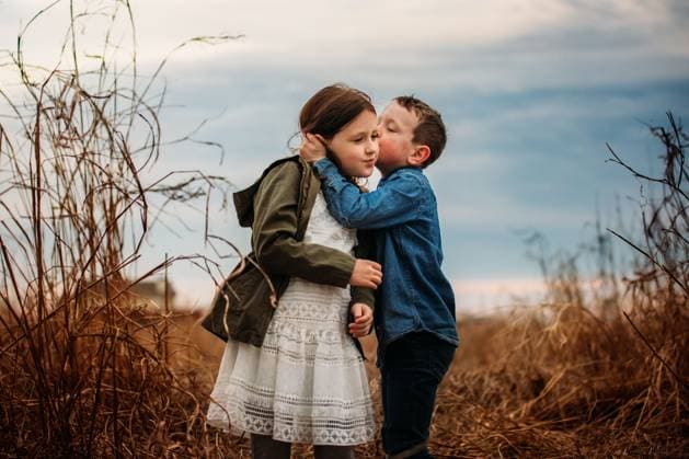 Brother and Sister Showing Love Tulsa, Oklahoma, United States CR_KRRY251110-1877527-01 ,model released, Symbolfoto