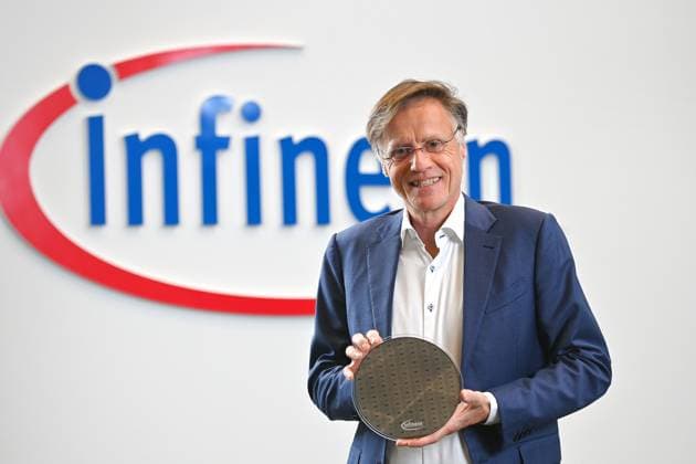 Jochen Hanebeck (Chief Executive Officer,CEO), praesentiert eine Wafer mit Ionenfallen-Quantenprozessoren. Jahrespressekonferenz INFINEON Technologies AG am 12.11.2025 in Neubiberg. *** Jochen Hanebeck Chief Executive Officer,CEO , presents a wafer with ion trap quantum processors Annual Press Conference INFINEON Technologies AG on 12 11 2025 in Neubiberg, Germany