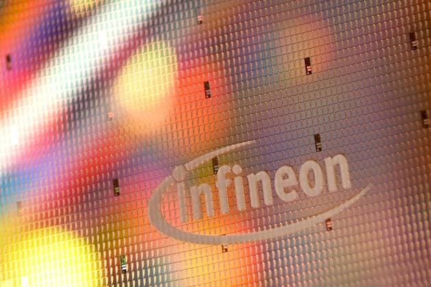 Wafer mit Ionenfallen-Quantenprozessoren. Infineon Schriftzug,Logo,Firmenlogo,Firmenemblem. Close Up. Jahrespressekonferenz INFINEON Technologies AG am 12.11.2025 in Neubiberg. *** Wafers with ion trap quantum processors Infineon lettering,logo,company logo,company emblem Close Up Annual Press Conference INFINEON Technologies AG on 12 11 2025 in Neubiberg