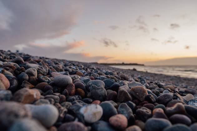 Sunset Light over Pebbles at Dazendorf Beach, Schleswig Holstein Heiligenhafen, Schleswig-Holstein, Germany R_EPZT251110A-1881430-01