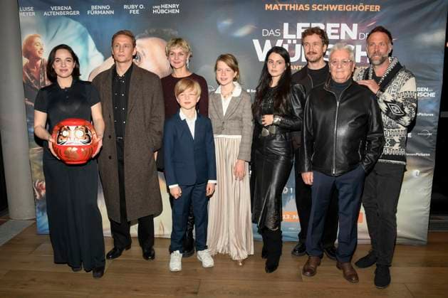 abb-Verena Altenberger, Matthias Schweighöfer, Luise Heyer, Anton Landau, Luise Landau, Ruby O. Fee, Jan Krauter, Henry Hübchen Juebchen und Dan Maag Schweighoefer und Ruby O. Fee zu Gast auf dem roten Teppich bei der Berlin Premiere des Kinofilms DAS LEBEN DER WÜNSCHE WUENSCHE im UCI East Side Gallery Berlin, am 11.11.2025 in Berlin Berlin Deutschland