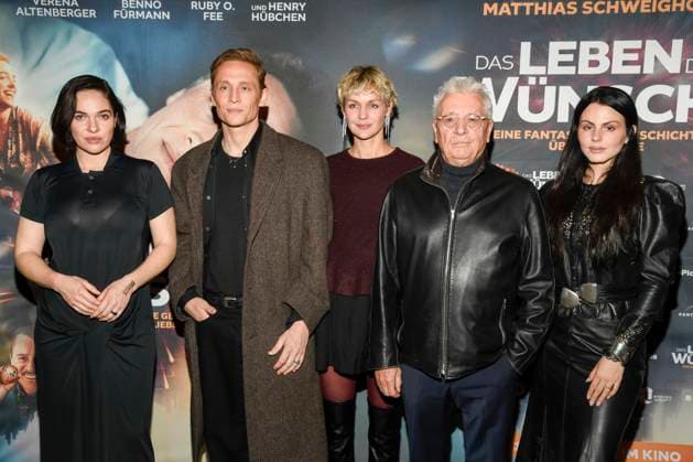 abb- Verena Altenberger, Matthias Schweighöfer, Schweighoefer Henry Hübchen Huebchen und Ruby O. Fee zu Gast auf dem roten Teppich bei der Berlin Premiere des Kinofilms DAS LEBEN DER WÜNSCHE WUENSCHE im UCI East Side Gallery Berlin, am 11.11.2025 in Berlin Berlin Deutschland