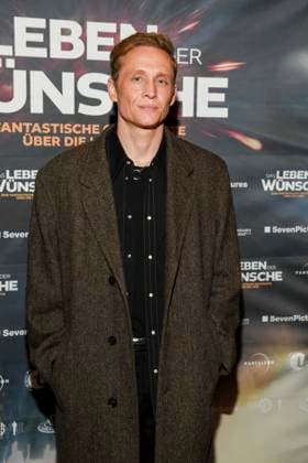 abb- Matthias Schweighöfer Schweighöfer zu Gast auf dem roten Teppich bei der Berlin Premiere des Kinofilms DAS LEBEN DER WÜNSCHE WUENSCHE im UCI East Side Gallery Berlin, am 11.11.2025 in Berlin Berlin Deutschland