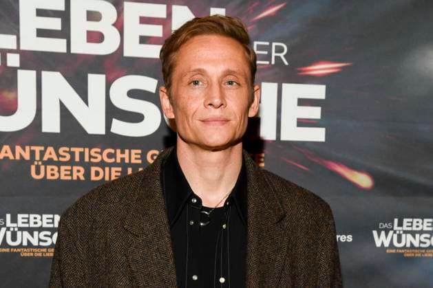 abb- Matthias Schweighöfer Schweighöfer zu Gast auf dem roten Teppich bei der Berlin Premiere des Kinofilms DAS LEBEN DER WÜNSCHE WUENSCHE im UCI East Side Gallery Berlin, am 11.11.2025 in Berlin Berlin Deutschland