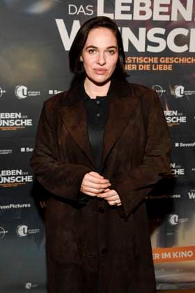 abb- Verena Altenberger zu Gast auf dem roten Teppich bei der Berlin Premiere des Kinofilms DAS LEBEN DER WÜNSCHE WUENSCHE im UCI East Side Gallery Berlin, am 11.11.2025 in Berlin Berlin Deutschland