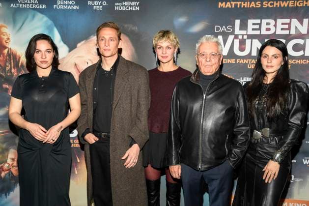 abb- Verena Altenberger, Matthias Schweighöfer, Schweighoefer Henry Hübchen Huebchen und Ruby O. Fee zu Gast auf dem roten Teppich bei der Berlin Premiere des Kinofilms DAS LEBEN DER WÜNSCHE WUENSCHE im UCI East Side Gallery Berlin, am 11.11.2025 in Berlin Berlin Deutschland