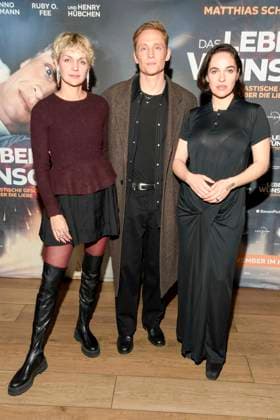 abb- Luise Heyer, Matthias Schweighöfer Schweighoefer und Verena Altenberger zu Gast auf dem roten Teppich bei der Berlin Premiere des Kinofilms DAS LEBEN DER WÜNSCHE WUENSCHE im UCI East Side Gallery Berlin, am 11.11.2025 in Berlin Berlin Deutschland
