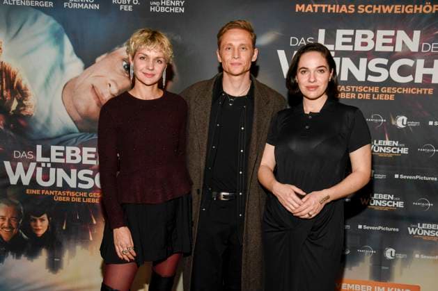 abb- Luise Heyer, Matthias Schweighöfer Schweighoefer und Verena Altenberger zu Gast auf dem roten Teppich bei der Berlin Premiere des Kinofilms DAS LEBEN DER WÜNSCHE WUENSCHE im UCI East Side Gallery Berlin, am 11.11.2025 in Berlin Berlin Deutschland