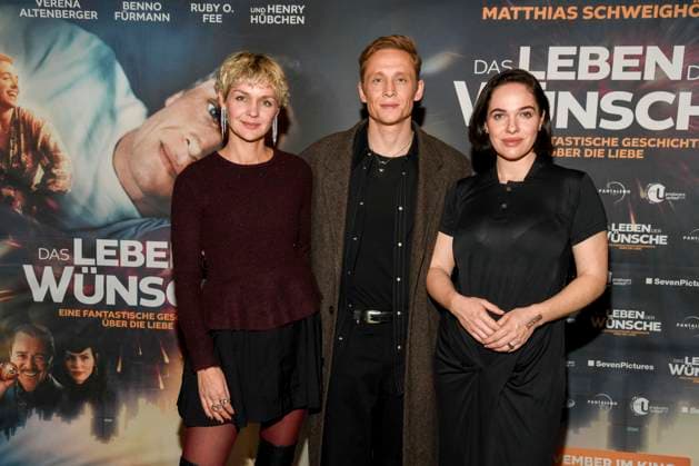 abb- Luise Heyer, Matthias Schweighöfer Schweighoefer und Verena Altenberger zu Gast auf dem roten Teppich bei der Berlin Premiere des Kinofilms DAS LEBEN DER WÜNSCHE WUENSCHE im UCI East Side Gallery Berlin, am 11.11.2025 in Berlin Berlin Deutschland