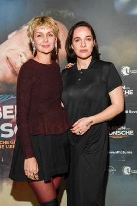 abb- Luise Heyer und Verena Altenberger zu Gast auf dem roten Teppich bei der Berlin Premiere des Kinofilms DAS LEBEN DER WÜNSCHE WUENSCHE im UCI East Side Gallery Berlin, am 11.11.2025 in Berlin Berlin Deutschland