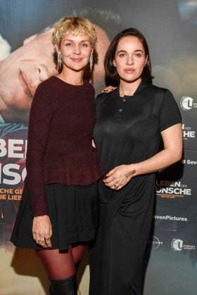 abb- Luise Heyer und Verena Altenberger zu Gast auf dem roten Teppich bei der Berlin Premiere des Kinofilms DAS LEBEN DER WÜNSCHE WUENSCHE im UCI East Side Gallery Berlin, am 11.11.2025 in Berlin Berlin Deutschland