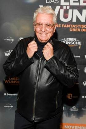 abb- Henry Hübchen Huebchen zu Gast auf dem roten Teppich bei der Berlin Premiere des Kinofilms DAS LEBEN DER WÜNSCHE WUENSCHE im UCI East Side Gallery Berlin, am 11.11.2025 in Berlin Berlin Deutschland