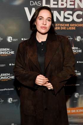 abb- Verena Altenberger zu Gast auf dem roten Teppich bei der Berlin Premiere des Kinofilms DAS LEBEN DER WÜNSCHE WUENSCHE im UCI East Side Gallery Berlin, am 11.11.2025 in Berlin Berlin Deutschland