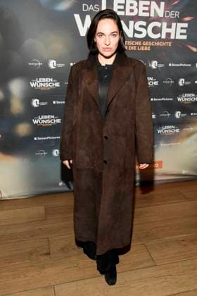 abb- Verena Altenberger zu Gast auf dem roten Teppich bei der Berlin Premiere des Kinofilms DAS LEBEN DER WÜNSCHE WUENSCHE im UCI East Side Gallery Berlin, am 11.11.2025 in Berlin Berlin Deutschland