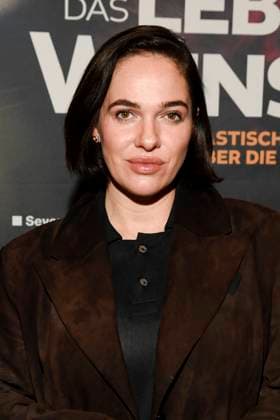 abb- Verena Altenberger zu Gast auf dem roten Teppich bei der Berlin Premiere des Kinofilms DAS LEBEN DER WÜNSCHE WUENSCHE im UCI East Side Gallery Berlin, am 11.11.2025 in Berlin Berlin Deutschland