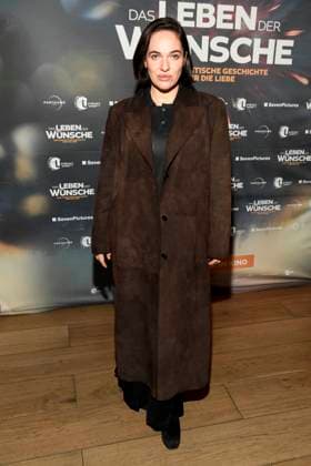 abb- Verena Altenberger zu Gast auf dem roten Teppich bei der Berlin Premiere des Kinofilms DAS LEBEN DER WÜNSCHE WUENSCHE im UCI East Side Gallery Berlin, am 11.11.2025 in Berlin Berlin Deutschland