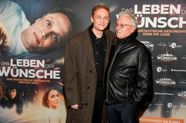 abb- Matthias Schweighöfer Schweighoefer und Henry Hübchen Huebchen zu Gast auf dem roten Teppich bei der Berlin Premiere des Kinofilms DAS LEBEN DER WÜNSCHE WUENSCHE im UCI East Side Gallery Berlin, am 11.11.2025 in Berlin Berlin Deutschland
