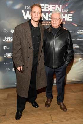 abb- Matthias Schweighöfer Schweighoefer und Henry Hübchen Huebchen zu Gast auf dem roten Teppich bei der Berlin Premiere des Kinofilms DAS LEBEN DER WÜNSCHE WUENSCHE im UCI East Side Gallery Berlin, am 11.11.2025 in Berlin Berlin Deutschland