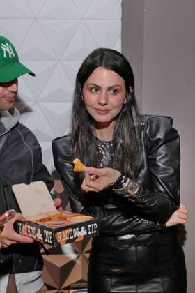 11.11.2025, Ruby O. Fee knabber Nachos zur Premiere von Das Leben Der Wünsche, UCI East Side Gallery, Berlin, Berlin