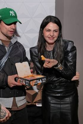 Entertainment Bilder des Tages 11.11.2025, Ruby O. Fee knabber Nachos zur Premiere von Das Leben Der Wünsche, UCI East Side Gallery, Berlin, Berlin
