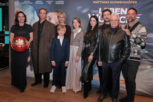 11.11.2025, Verena Altenberger, Matthias Schweighoefer, Luise Heyer, Anton Landau, Luise Landau, Ruby O. Fee, Henry Hübchen zur Premiere von Das Leben Der Wünsche, UCI East Side Gallery, Berlin, Berlin