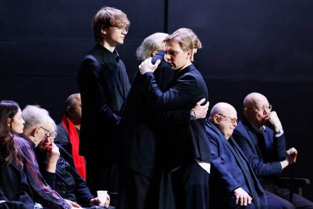 RUSSIA, MOSCOW - NOVEMBER 12, 2025: Vasily Simonov (L front), a son of the deceased, attends a farewell ceremony for the late actor Vladimir Simonov at Vakhtangov Theatre. Vladimir Simonov passed away on 8 November 2025 at the age of 68 Moscow Russia  - ZUMAt113 20251112_zaa_t113_145 Copyright: xYuliaxMorozovax