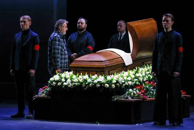 RUSSIA, MOSCOW - NOVEMBER 12, 2025: Actor Leonid Yarmolnik (2nd L) attends a farewell ceremony for the late actor Vladimir Simonov at Vakhtangov Theatre. Vladimir Simonov passed away on 8 November 2025 at the age of 68 Moscow Russia  - ZUMAt113 20251112_zaa_t113_148 Copyright: xYuliaxMorozovax