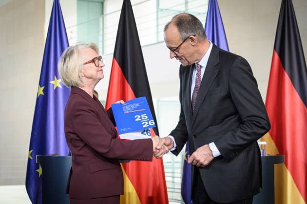 Berlin, Übergabe des Jahresgutachtens des Sachverständigenrates zur Begutachtung der gesamtwirtschaftlichen Entwicklung Übergabe des Jahresgutachtens des Sachverständigenrates zur Begutachtung der gesamtwirtschaftlichen Entwicklung (SVR) durch die Vorsitzende Monika Schnitzer an Bundeskanzler Friedrich Merz (CDU) am 12.11.2025 im Bundeskanzleramt in Berlin. Berlin Bundeskanzleramt Berlin Deutschland *** Berlin, Handover of the Annual Report of the German Council of Economic Experts Handover of the Annual Report of the German Council of Economic Experts by its Chairwoman Monika Schnitzer to Federal Chancellor Friedrich Merz CDU on 12 11 2025 at the Federal Chancellery in Berlin Berlin Federal Chancellery Berlin Germany