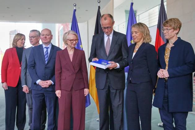 Berlin, Deutschland, 12.11.2025: Bundespressekonferenz: Übergabe des Jahresgutachtens des Sachverständigenrates zur Begutachtung der gesamtwirtschaftlichen Entwicklung: L-R: Bundesministerin für Arbeit und Soziales Bärbel Bas (SPD), Wirtschaftsweise Martin Werding, Achim Truger und Monika Schnitzer, Bundeskanzler Friedrich Merz (CDU), sowie Ulrike Malmendier und Veronika Grimm *** Berlin, Germany, 12 11 2025 Federal Press Conference Presentation of the annual report of the German Council of Economic Experts L R Federal Minister of Labor and Social Affairs Bärbel Bas SPD , economists Martin Werding, Achim Truger and Monika Schnitzer, Federal Chancellor Friedrich Merz CDU , as well as Ulrike Malmendier and Veronika Grimm Copyright: xdtsxNachrichtenagenturx dts_93257