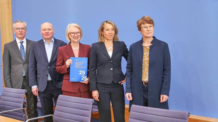 Wirtschaftsweise Veronika Grimm distanziert sich von Statement des Sachverständigenrats zum Ende der Amtszeit für Ulrike Malmendier Berlin, Deutschland, 12.11.2025: Bundespressekonferenz: Vorstellung des Jahresgutachtens 2025 26 - Sachverständigenrat zur Begutachtung der gesamtwirtschaftlichen Entwicklung: L-R: Martin Werding, Achim Truger, Monika Schnitzer, Ulrike Malmendier, Veronika Grimm *** Berlin, Germany, 12 11 2025 Federal Press Conference Presentation of the Annual Report 2025 26 German Council of Economic Experts L R Martin Werding, Achim Truger, Monika Schnitzer, Ulrike Malmendier, Veronika Grimm Copyright: xdtsxNachrichtenagenturx dts_93259