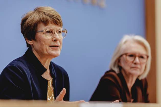 (R-L) Monika Schnitzer, Vorsitzende des Sachverstaendigenrates zur Begutachtung der gesamtwirtschaftlichen Entwicklung, und Veronika Grimm, Mitglied des Sachverstaendigenrates Wirtschaft, aufgenommen im Rahmen der Vorstellung des Jahresgutachtens 2025 26 des Sachverstaendigenrat zur Begutachtung der gesamtwirtschaftlichen Entwicklung in Berlin, 12.11.2025. Berlin Deutschland *** R L Monika Schnitzer, Chairwoman of the German Council of Economic Experts, and Veronika Grimm, Member of the German Council of Economic Experts, at the presentation of the 2025 Annual Report 26 of the German Council of Economic Experts in Berlin, 12 11 2025 Berlin Germany Copyright: xFlorianxGaertnerx
