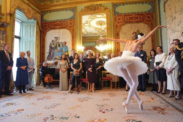 English National Ballet reception Queen Camilla, Patron of the English National Ballet, watching Sangeun Lee performing during a reception with staff, dancers, and supporters to celebrate the company s 75th anniversary and recognise the heritage, innovative creation of new works, and their learning and engagement programme, at Buckingham Palace in central London. Picture date: Wednesday November 12, 2025., Credit:Yui Mok Avalon UK, London Copyright: xYuixMokx xAvalonx 1052047617