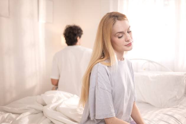 Ein Mann und eine Frau mit ihren bitteren Gefühlen füreinander im Bett am Morgen des Tages A husband and wife with their bitter feelings towards each other on bed in the morning of the day (License=RF) ,model released, Symbolfoto Copyright: xZoonar.com WosunanxPhotostoryx 24216807 ,model released, Symbolfoto ,property released