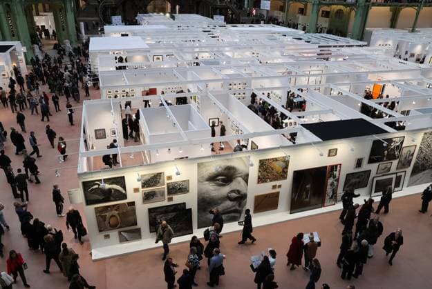 Visitors to the 2025 Paris Photo Fair on the opening day at the Grand Palais, on Wednesday, November 12, 2025. The world s most important international photography fair brings together iconic and emerging names, showcasing 179 galleries from 33 countries and a rich programme that encompasses photography in all its forms, from silver gelatin to blockchain.  PAR20251112104 MAYAxVIDON-WHITE