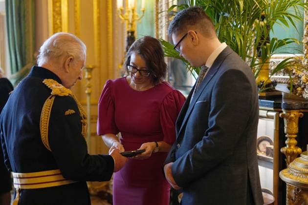 Elizabeth Emblem service Mrs. Andrea Irvine (Widow) receives the Elizabeth Emblem from King Charles III at Windsor Castle, Berkshire, for Reserve Constable Kenneth Irvine. Picture date: Wednesday November 12, 2025., Credit:Jonathan Brady Avalon UK, London  Copyright: xJonathanxBradyx xAvalonx 1052082835