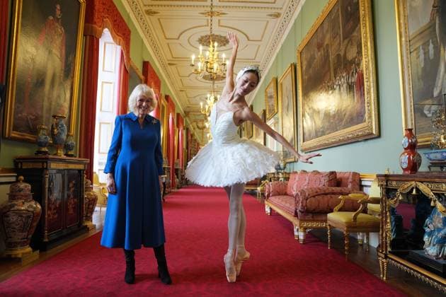 . 12 11 2025. London, United Kingdom. Queen Camilla with ballerina Sangeun Lee, at a reception for the English National Ballet to celebrate the company s 75th anniversary at Buckingham Palace in London.  xPoolx xi-Imagesx IIM-26373-0003