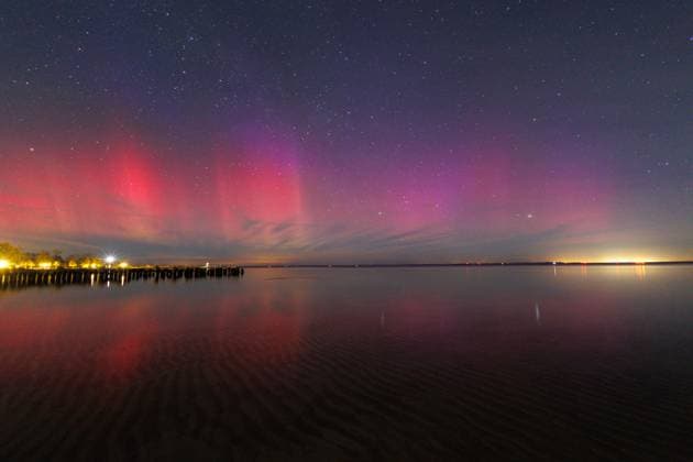News Bilder des Tages 13.11.2025 - Am Morgen gegen 5.30 Uhr waren fotografisch und teilweise auch optisch Polarlichter leicht nordwestlichen am Himmel zu sehen vom Strand aus in Ueckermünde Seebad Ueckermünde Stettiner Haff Mecklenburg-Vorpommern Deutschland *** 13 11 2025 In the morning around 5 30 a.m. auroras could be seen photographically and partly also optically slightly northwesterly in the sky from the beach in Ueckermünde Seebad Ueckermünde Stettiner Haff Mecklenburg Vorpommern Germany