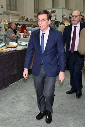 Inauguration of the New Future 2025 Flea Market The Mayor of Madrid, José Luis Martínez Almeida, during the inauguration of the New Future 2025 Flea Market at the Galería de Cristal del Palacio Cibeles in Madrid, on November 13, 2025, in Madrid Spain FAMOSOSOS SOLIDARITY RASTRILLO José Madrid Madrid Madrid Spain  Copyright: xJosÃ xOlivax 7098215