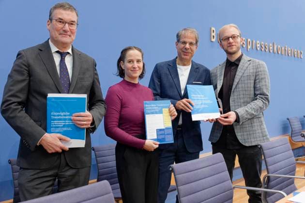News Bilder des Tages Zusammenhaltsbericht vorgestellt 2025-11-13 Deutschland, Berlin Bundespressekonferenz: Vorstellung des Berichts Konflikt und Zusammenhalt in der Klimakrise: Einstellungen zur sozial-ökologischen Transformation in Deutschland. Im Bild v.l. Dr. Jochen Zachgo, Ministerialdirektor im Bundesministerium für Forschung, Technologie und Raumfahrt, BMFTR, Clara Dilger, Co-Autorin des Zusammenhaltsberichts (FGZ Leipzig), Prof. Dr. Olaf Groh-Samberg, Direktor des Forschungsinstituts Gesellschaftlicher Zusammenhalt (FGZ) und Leiter des Forschungsdatenzentrums (FDZ-FGZ), Dr. Nils Teichler, Mit-Herausgeber des Zusammenhaltsberichts (FGZ Bremen). *** Cohesion Report presented 2025 11 13 Germany, Berlin Federal Press Conference Presentation of