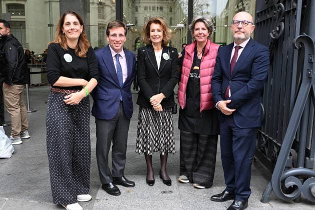 Inauguration of the New Future 2025 Flea Market The Mayor of Madrid, José Luis Martínez Almeida 2i , Pina Sánchez c and Simoneta Gómez Acebo during the inauguration of the New Future 2025 Flea Market at the Galería de Cristal del Palacio Cibeles in Madrid, on November 13, 2025, in Madrid Spain FAMOSOS SOLIDARITY RASTRILLO José Madrid Madrid Madrid Spain  Copyright: xJosÃ xOlivax 7098325