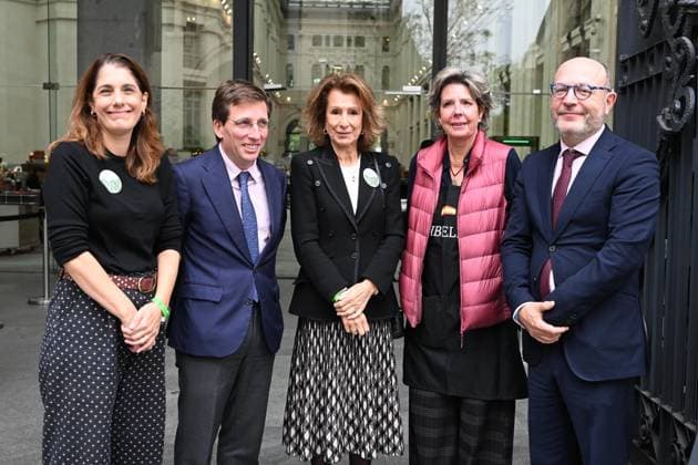 Inauguration of the New Future 2025 Flea Market The Mayor of Madrid, José Luis Martínez Almeida 2i , Pina Sánchez c and Simoneta Gómez Acebo during the inauguration of the New Future 2025 Flea Market at the Galería de Cristal del Palacio Cibeles in Madrid, on November 13, 2025, in Madrid Spain FAMOSOS SOLIDARITY RASTRILLO José Madrid Madrid Madrid Spain  Copyright: xJosÃ xOlivax 7098326