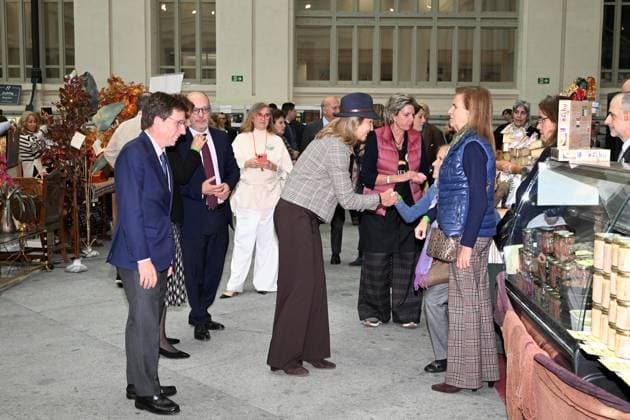 Inauguration of the New Future 2025 Flea Market The Mayor of Madrid, José Luis Martínez Almeida, and Infanta Elena during the inauguration of the New Future 2025 Flea Market at the Crystal Gallery of the Cibeles Palace in Madrid, on November 13, 2025, in Madrid Spain FAMOUSES SOLIDARITY RASTRILLO José Madrid Madrid Madrid Spain  Copyright: xJosÃ xOlivax 7098372