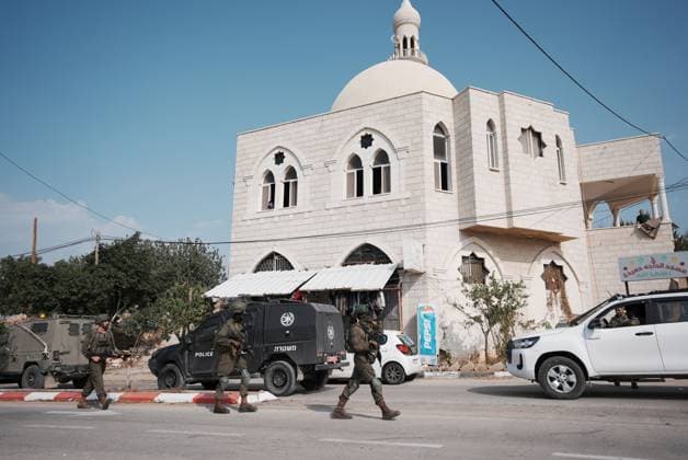 News Bilder des Tages Israeli forces raid West Bank city of Salfit SALFIT, WEST BANK - NOVEMBER 13: Israeli forces surround the area around the al-Hajj Hamid Mosque, which had been set on fire by settler Israelis in the city of Selfit in the West Bank on November 13, 2025. Issam Rimawi Anadolu Salfit West Bank. Editorial use only. Please get in touch for any other usage.  Copyright: x2025xAnadoluxIssamxRimawix