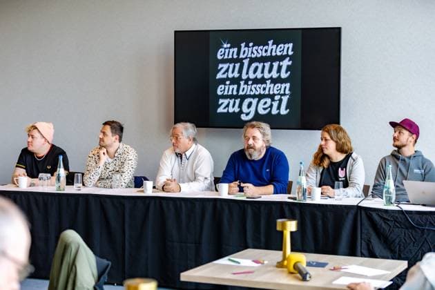 Pressekonferenz zur Kunst!Rasen Open-Air Saison 2026 in Bonn Florian HERTEL und Basti SMOLKA (Druckluft), Ernst-Ludwig HARTZ (ELH Promotion), sowie Martin J. NÖTZEL, Katrin WURM, Lennart BÜNKER (Kunst!Rasen Bonn)- Pressekonferenz zur Kunst!Rasen Bonn Open-Air-Saison 2026 im Bonn Marriott Hotel. Vorgestellt werden das Programm der über 20 Open-Air-Konzerte im Juli und August sowie Konzepte und Highlights der 15. Saison am Rande der Bonner Rheinaue in Bonn-Gronau. Bonn Gronau Nordrhein-Westfalen Deutschland Copyright: xBonn.digitalx xMarcxJohnx