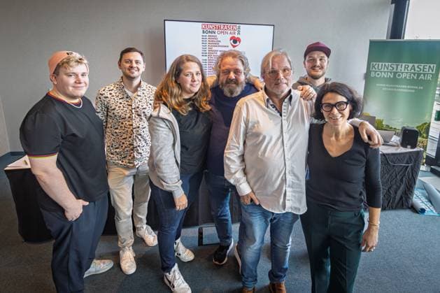 Pressekonferenz zur Kunst!Rasen Open-Air Saison 2026 in Bonn Florian HERTEL und Basti SMOLKA (Druckluft), Katrin WURM und Martin J. NÖTZEL (Kunst!RasenBonn),Ernst-Ludwig HARTZ (ELH Promotion), Lennart BÜNKER und Carmen EMMERT(Kunst!Rasen Bonn) - Pressekonferenz zur Kunst!Rasen Bonn Open-Air-Saison 2026 im Bonn Marriott Hotel. Vorgestellt werden das Programm der über 20 Open-Air-Konzerte im Juli und August sowie Konzepte und Highlights der 15. Saison am Rande der Bonner Rheinaue in Bonn-Gronau. Bonn Gronau Nordrhein-Westfalen Deutschland Copyright: xBonn.digitalx xMarcxJohnx